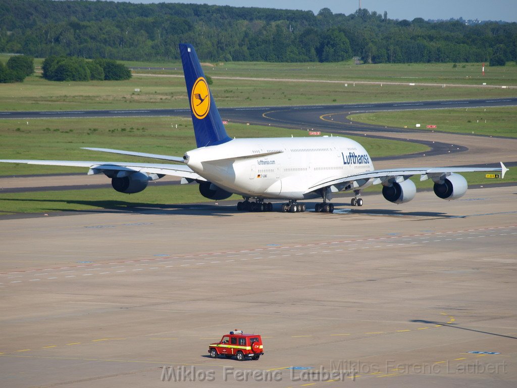 Lufthansa Airbus A 380 zu Besuch Flughafen Koeln Bonn P041.JPG